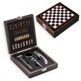 Legno scatola di scacchi e il vino con incisione