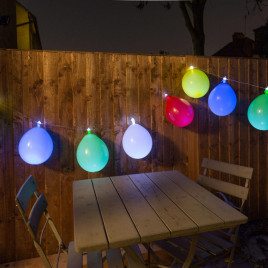 Catena di luci a forma di palloncini colorati